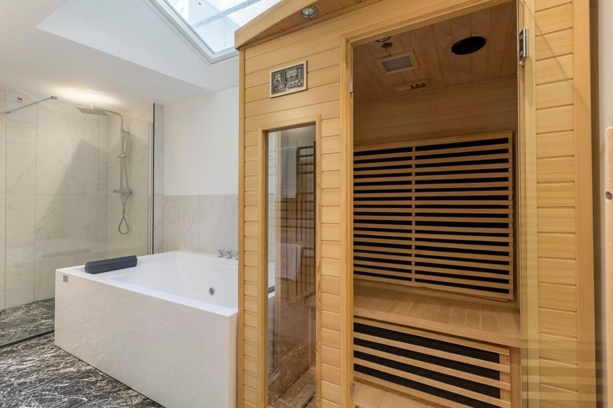 Victor Hugo Romantic Suite - Sauna Et Balneo Лион Экстерьер фото