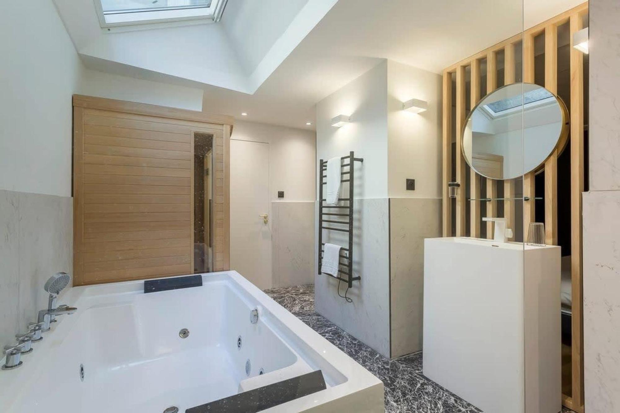 Victor Hugo Romantic Suite - Sauna Et Balneo Лион Экстерьер фото