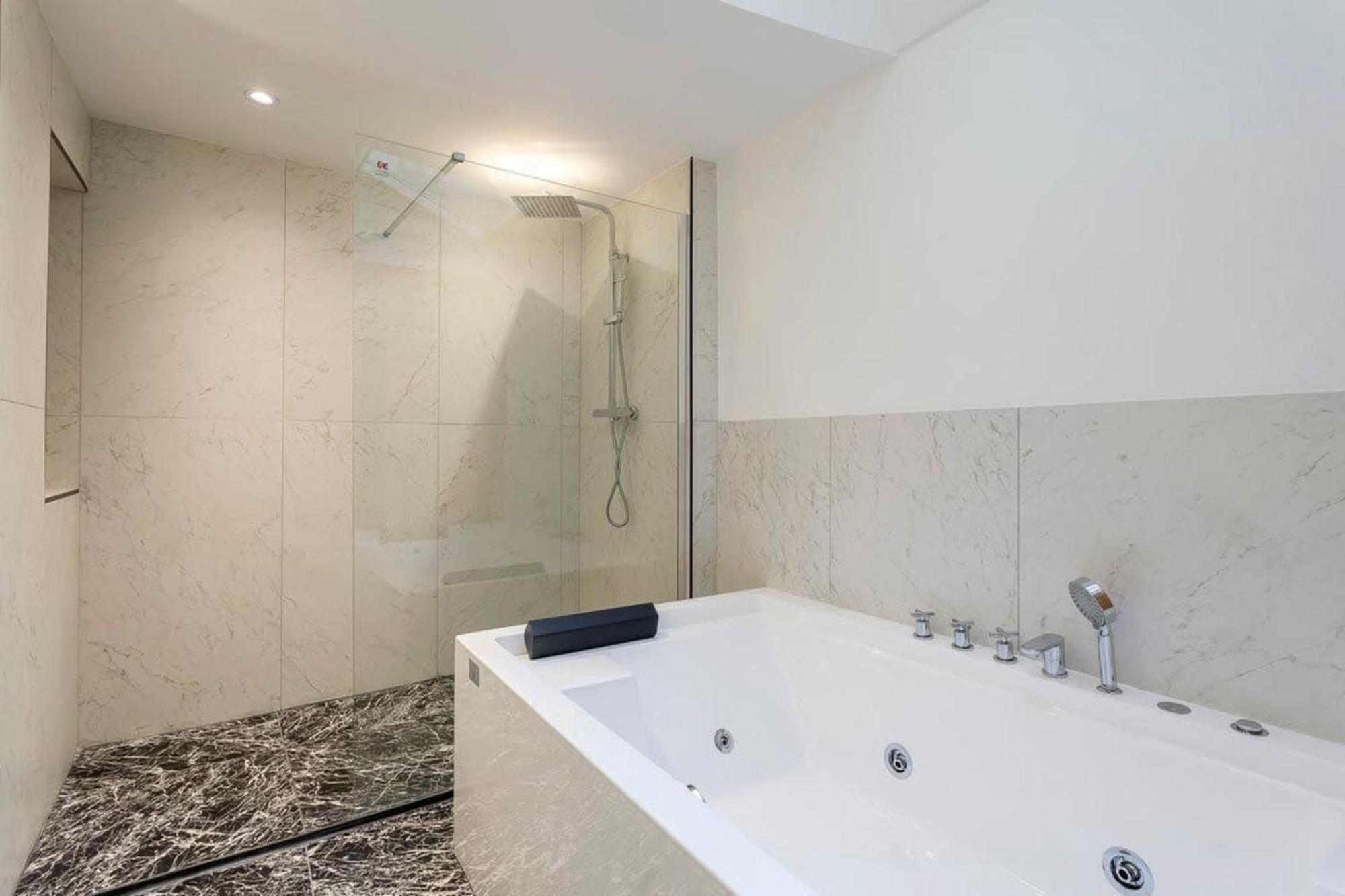 Victor Hugo Romantic Suite - Sauna Et Balneo Лион Экстерьер фото